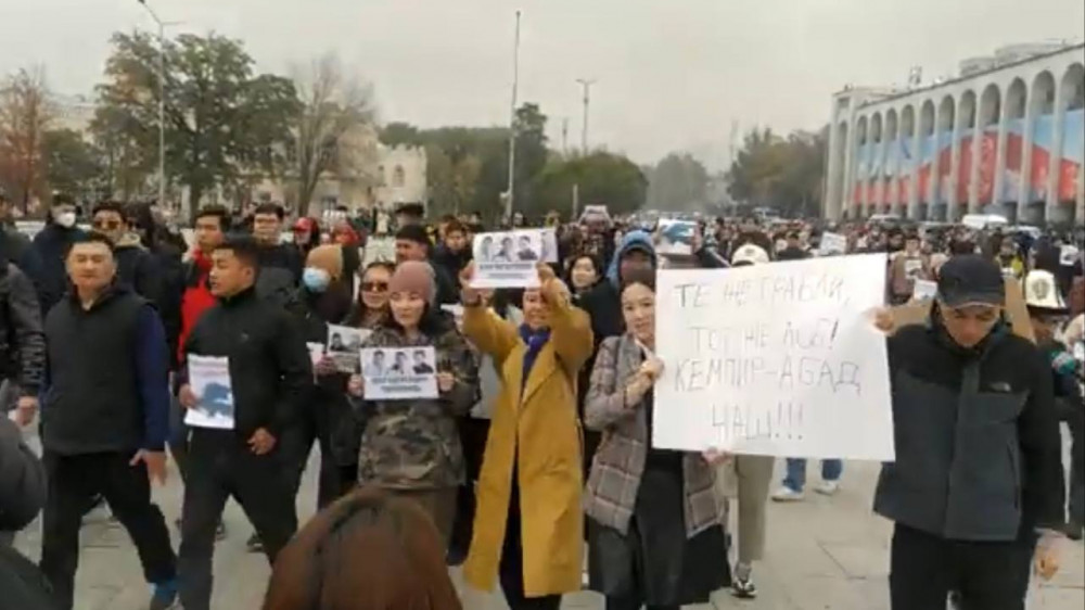 Митинг в Бишкеке: Участники подписали петицию против передачи водохранилища Узбекистану