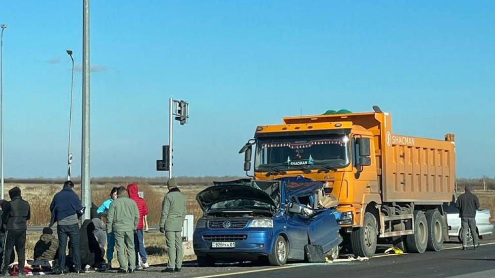 Грузовик столкнулся с микроавтобусом на объездной трассе Караганда-Астана
