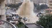 Фонтан в несколько десятков метров: в Баку прорвало водопровод