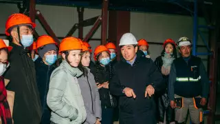 Аким Усть-Каменогорска провел экскурсию для школьников по заводу