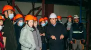 Аким Усть-Каменогорска провел экскурсию для школьников по заводу