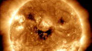 NASA опубликовало снимок "улыбающегося" Солнца