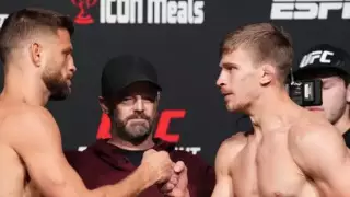 Главный бой на турнире UFC завершился из-за травмы участника