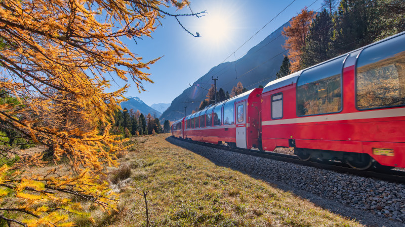 Поезд в горах Швейцарии. © elements.envato.com