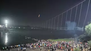 Более 90 человек погибли при обрушении моста с людьми в реку в Индии