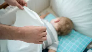 Психолог объяснила, до какого возраста ребенку можно спать с мамой