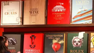 Читать или украшать? Дорогие книги стали желанным аксессуаром для интерьера