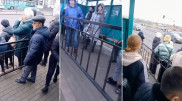 Карагандинцев рассмешил забор вдоль автобусной остановки
