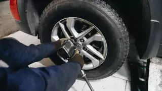 Популярные способы обмана на шиномонтаже назвал автоэксперт