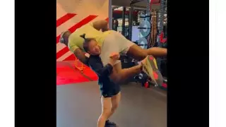 "Оказался в воздухе". Девушка-боец закинула на плечо чемпиона UFC в тяжелом весе