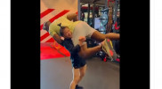 "Оказался в воздухе". Девушка-боец закинула на плечо чемпиона UFC в тяжелом весе