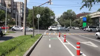 Зачем убирают болларды на велодорожках в Алматы, объяснили в акимате