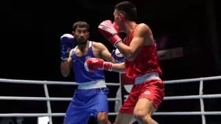 Капитан сборной Казахстана вышел в четвертьфинал ЧА-2022 по боксу: видео нокаута