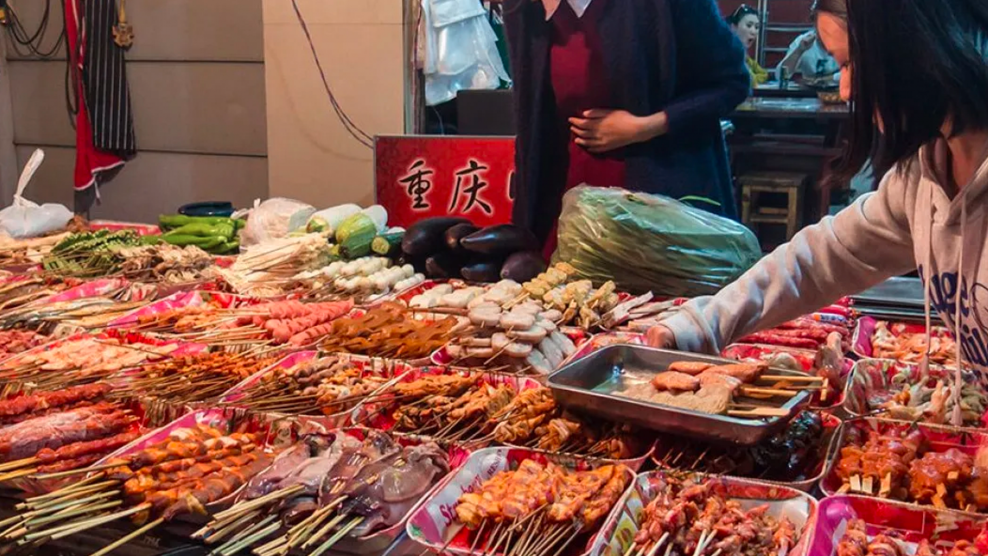 Китай фуд. Стрит фуд Китай. Китайская уличная кухня. Китайский рынок еды. Рынок еды в Китае.