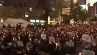Тысячи людей зажгли свечи в центре Сеула
