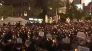 Тысячи людей зажгли свечи в центре Сеула