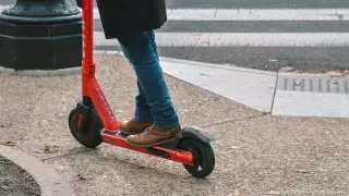 Ограничить поездки на самокатах попросила горожан полиция Алматы