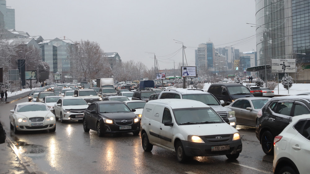 В Алматы зафиксировали 10-балльные пробки