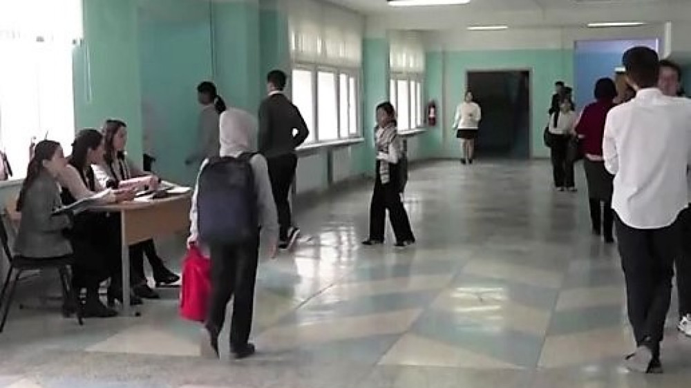 Нехватка кабинетов вынудила педагогов вести уроки в коридорах школы в Актау