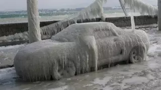 Названы лучшие способы защитить машину от обледенения