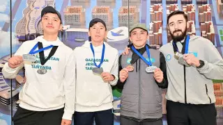 Казахстанские спортсмены прилетели в Астану после триумфа на Кубке мира по шорт-треку