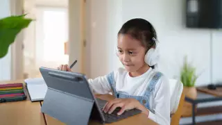 Кто будет выбирать и покупать планшеты для школьников, рассказали в Минцифры