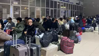 "Прогноз пока неутешительный". Более 700 пассажиров застряли в аэропорту Шымкента