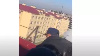 Полицейские спасли девушку от прыжка с крыши 5-этажного дома в Шымкенте