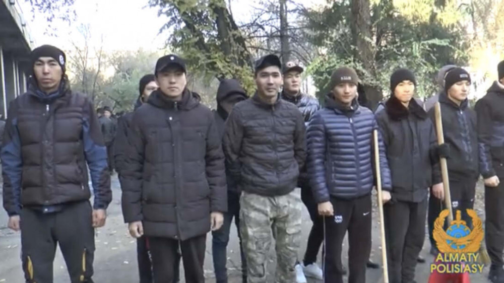 Речку Есентай почистили в Алматы полицейские