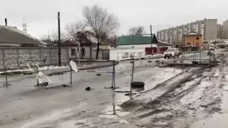 Авто проваливаются в яму в Павлодаре: есть пострадавший