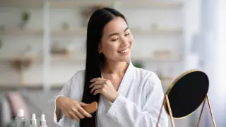 Пользователи TikTok нашли способ освежить волосы без сухого шампуня