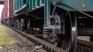 Грузовой поезд сбил насмерть человека в Карагандинской области