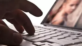 Полицейские задержали мужчину, покупавшего обнаженные фото у малолетних детей