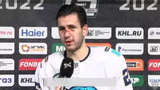 "Шайбой в лицо". Игрок "Барыса" пришел на интервью со "сломанным носом"