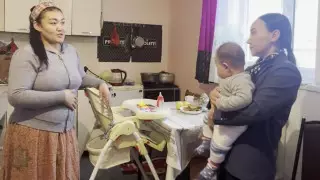 Таксует с грудничком на руках: героине видео подарят квартиру в Астане