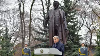 Токаев открыл памятник Байтурсынову в Алматы