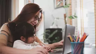 "Декрет убил карьеру": Как реализовать себя во время декрета