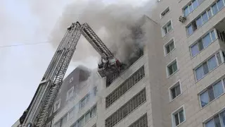 Сильный пожар в многоэтажке Астаны: спасателя подключили к аппарату ИВЛ