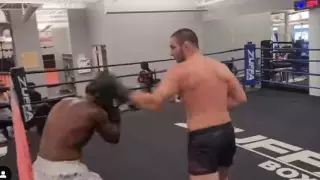 Боец UFC подрался с троллем из соцсетей