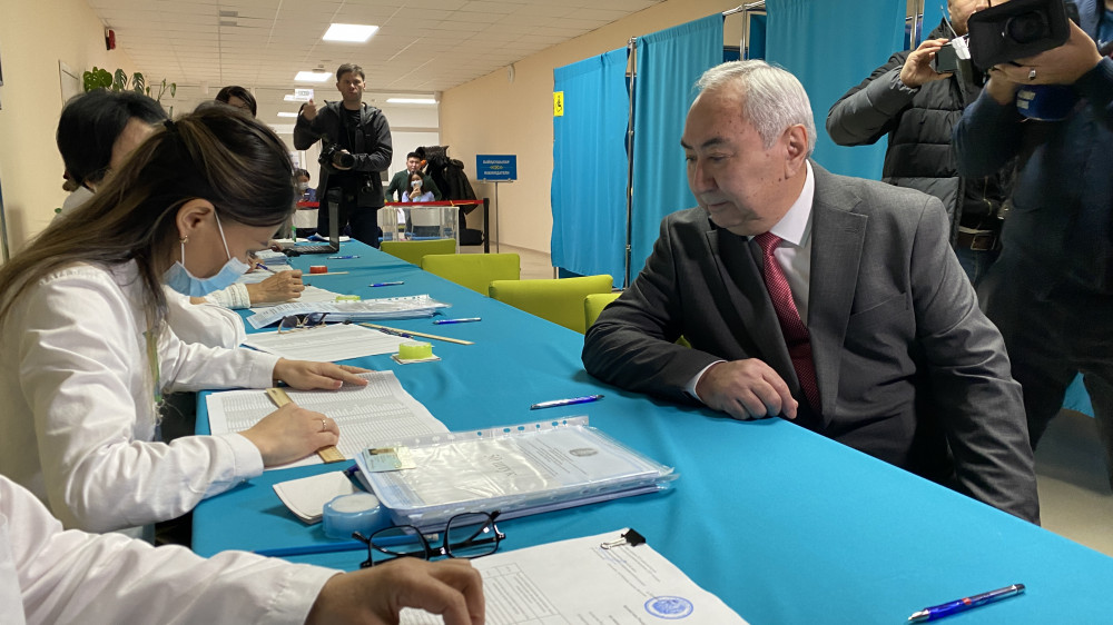 Кандидат Жигули Дайрабаев проголосовал на выборах