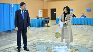 Спикер Мажилиса с супругой проголосовали на выборах президента