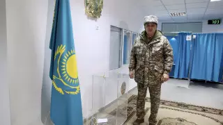 Министр обороны Жаксылыков спел гимн на избирательном участке