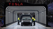 Tesla отзовет более 320 тысяч автомобилей в США