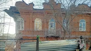 Старинный особняк 1844 года постройки вновь разрушают в Семее