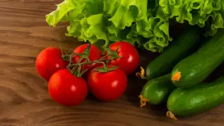 Министр объяснил подорожание огурцов и помидоров в Казахстане