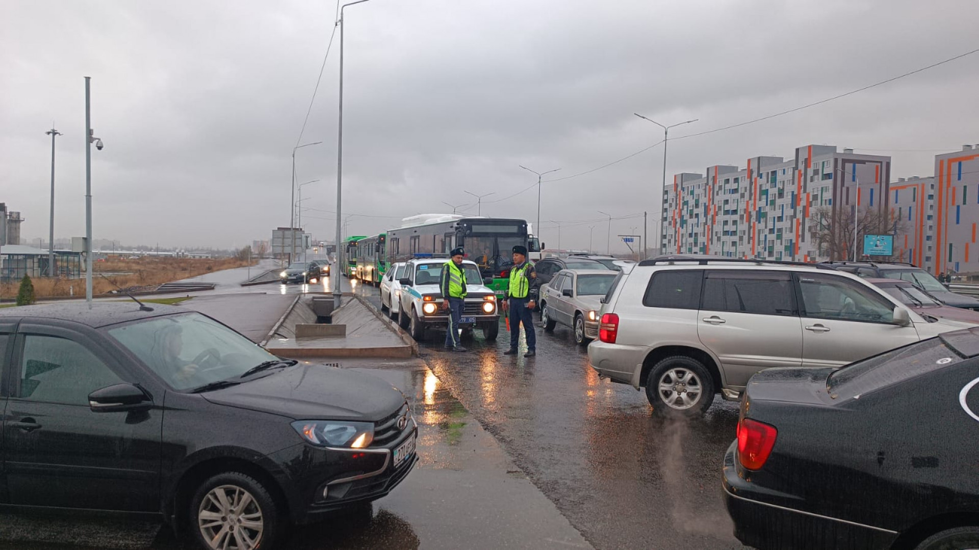 Полицейские отреагировали на беспредел на дороге возле ”Алтын Орды”: 22  ноября 2022 17:00 - новости на Tengrinews.kz