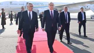 Токаев прилетел в Ереван на саммит ОДКБ
