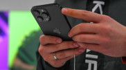 На крупнейшем в мире заводе по производству iPhone в Китае начались протесты