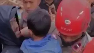 Два дня под завалами: мальчика спасли после землетрясения в Индонезии