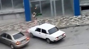 В российском Крымске мужчина устроил стрельбу у ТЦ, убив четверых человек